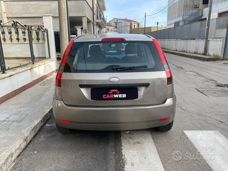Usado Ford Fiesta 75 HP (55 kW) 2003 Cinzento Citadino