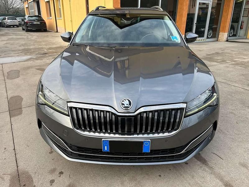 Usata Skoda Superb Style 150 CV (110 kW) 2022 Grigio metallizzato Station wagon