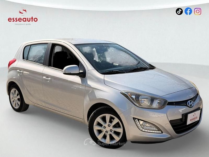 Usata Hyundai i20 Edition 75 CV (55 kW) 2014 Gray Utilitaria