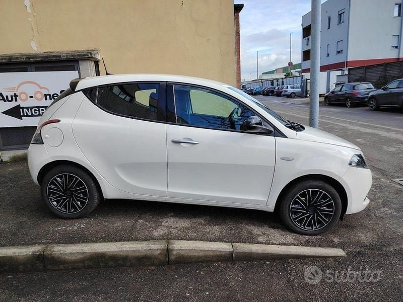Usata Lancia Ypsilon Gold 69 CV (50 kW) 2023 Bianco gelato pastello Utilitaria