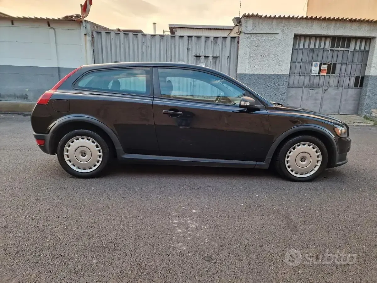 Usata Volvo C30 Summum 136 CV (100 kW) 2008 Nero Utilitaria