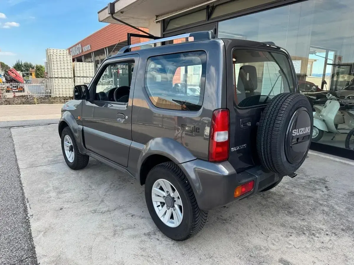Usata Suzuki Jimny 86 CV (63 kW) 2011 Grigio SUV
