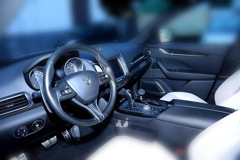 Usata Maserati Levante 250 CV (183 kW) 2017 Blu/azzurro SUV