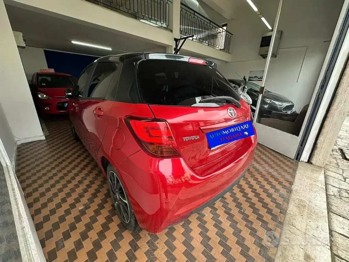 Usata Toyota Yaris Trend 69 CV (50 kW) 2016 Rosso Berlina