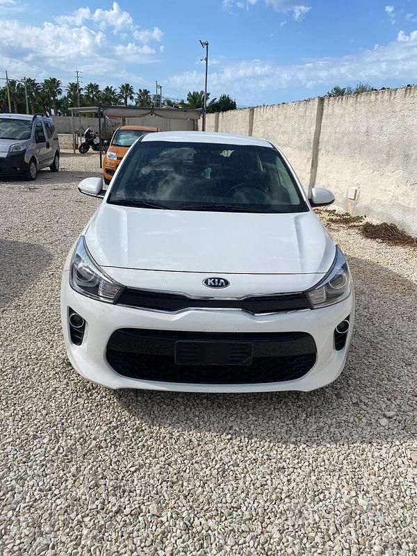 Beige Usata 2018 Kia Rio Active Tre volumi | 8000 € (Ottimo prezzo) - Immagine 1/4