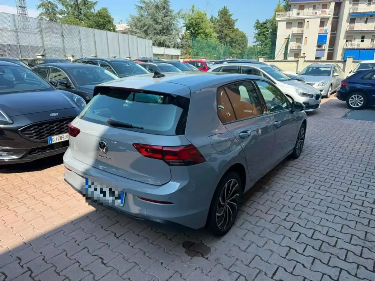 Usata VW Golf VIII Life 116 CV (85 kW) 2022 Nardu gray Berlina