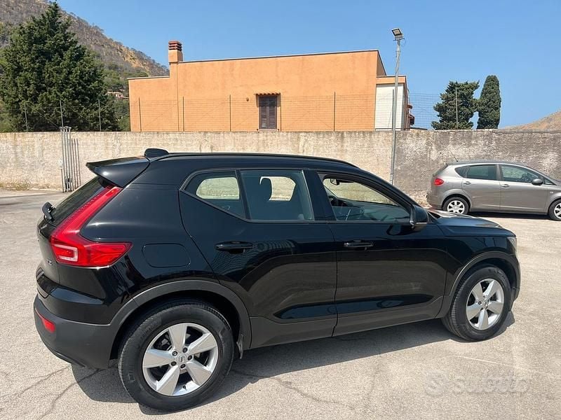 Begagnad Volvo XC40 Momentum 163 HK (119 kW) 2021 Svart SUV