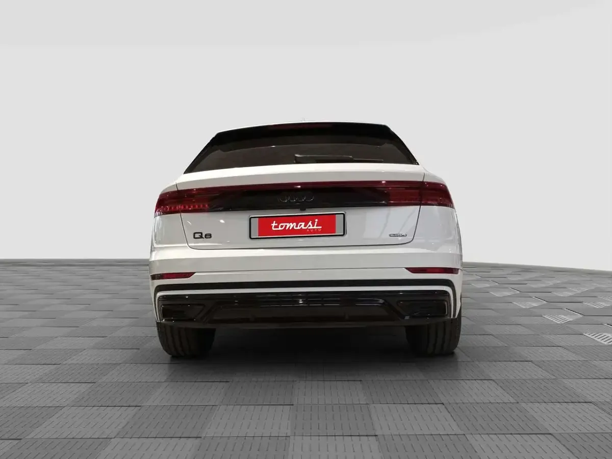 Usata Audi Q8 Sport 286 CV (210 kW) 2023 Bianco carrara SUV