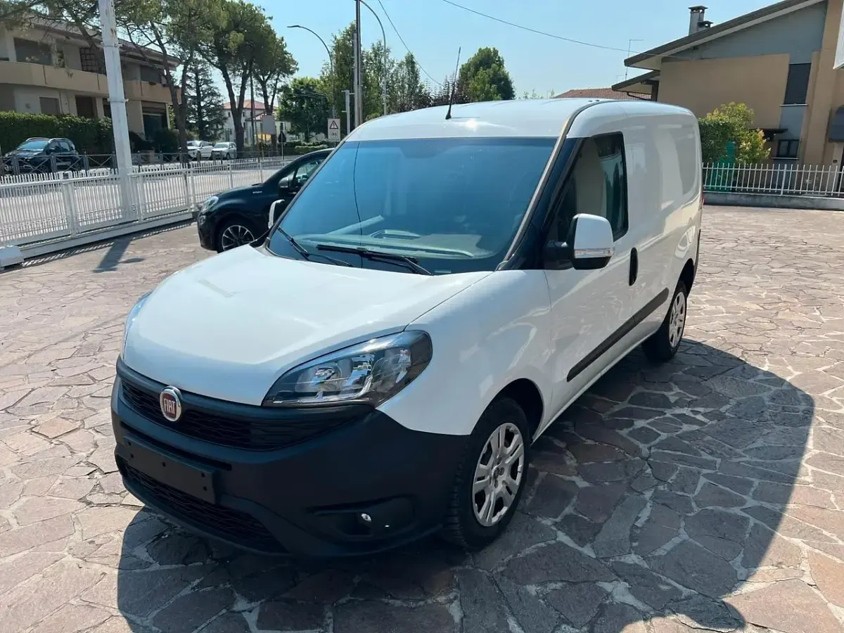 Usata Fiat Doblò S 90 CV (66 kW) 2021 Bianco Monovolume
