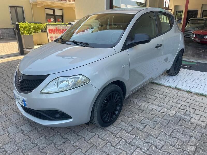 Usata Lancia Ypsilon 69 CV (50 kW) 2019 Argento Utilitaria