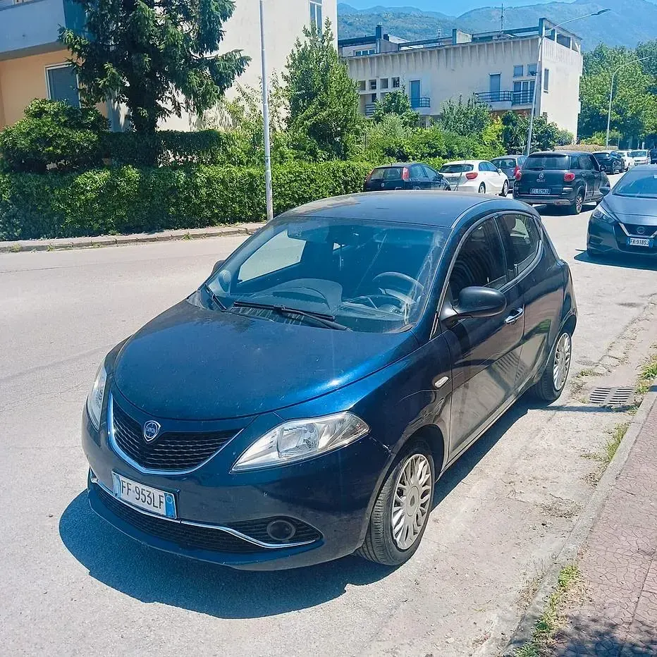 Usata Lancia Ypsilon Gold 69 CV (50 kW) 2016 Bluazzurro Utilitaria