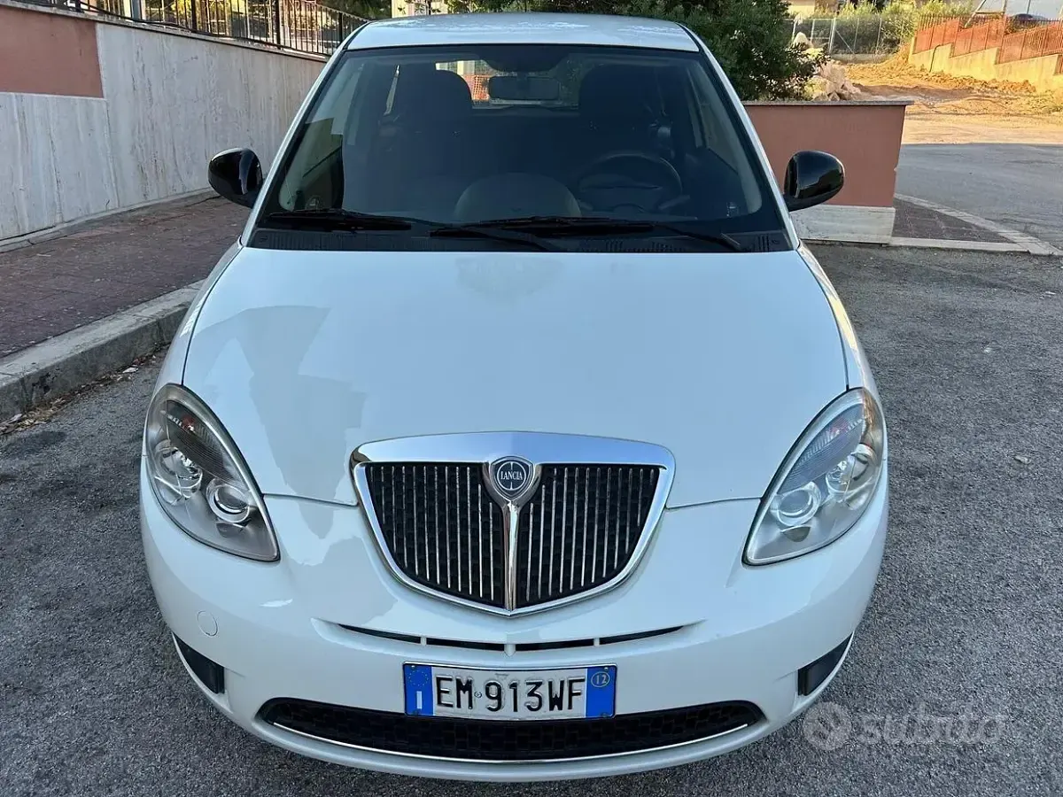 Usata Lancia Ypsilon 75 CV (55 kW) 2012 Bianco Utilitaria