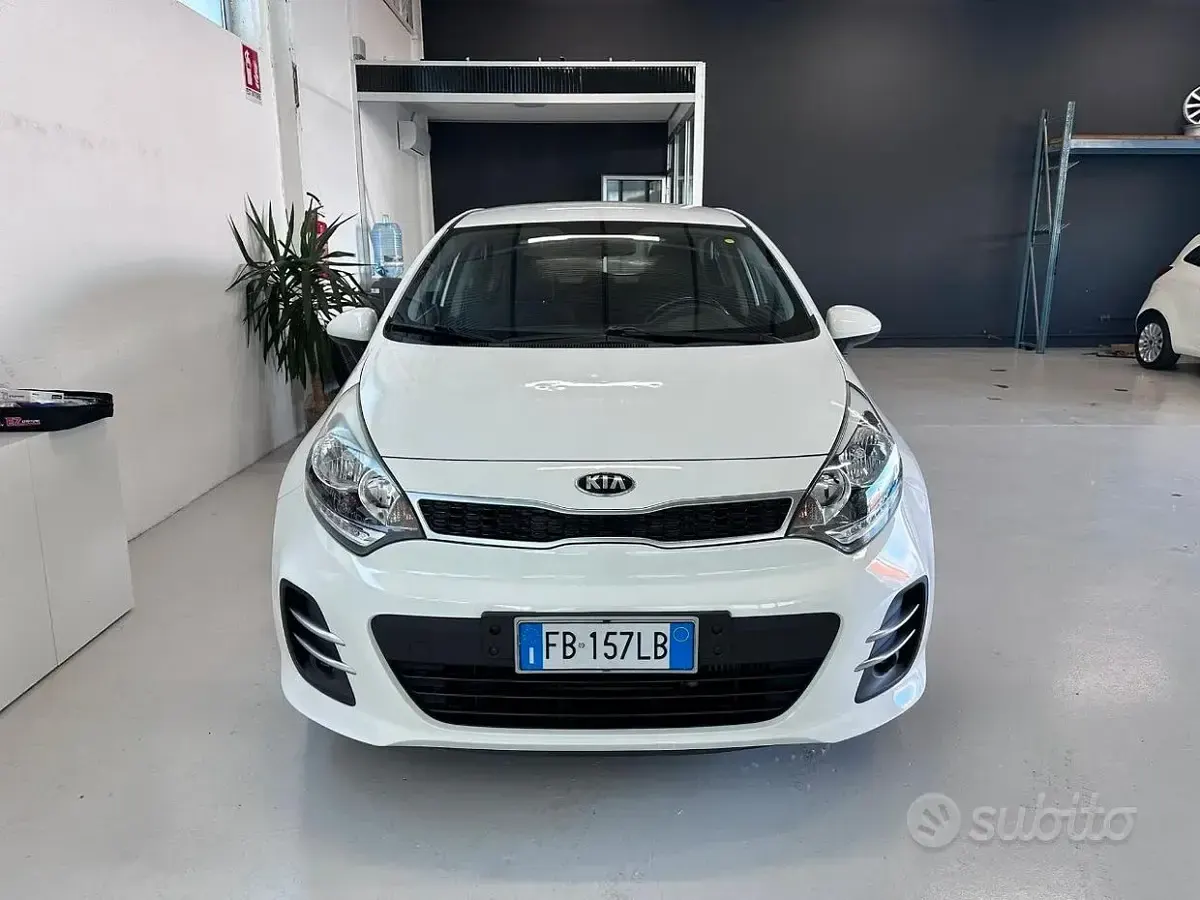 Usata Kia Rio Active 75 CV (55 kW) 2015 Bianco Berlina