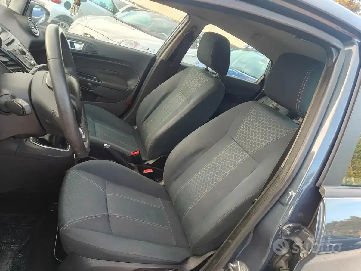 Usata Ford Fiesta 97 CV (71 kW) 2014 Grigio Utilitaria