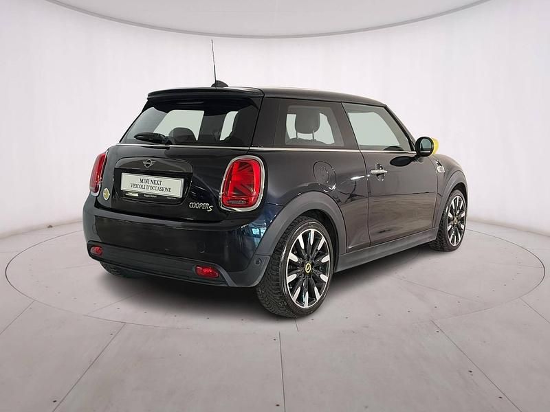 Usata Mini Cooper SE 135 kW (184 CV) 2021 Enigmatic black mini yours Utilitaria