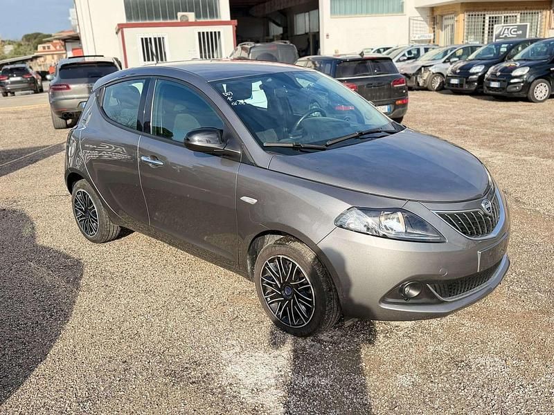 Usata Lancia Ypsilon Gold 69 CV (50 kW) 2023 Grigio Utilitaria