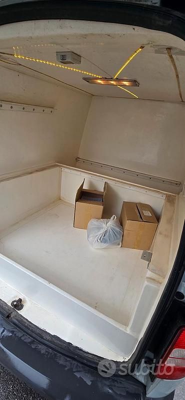 Usata VW Caddy 105 CV (77 kW) 2006 Grigio Monovolume