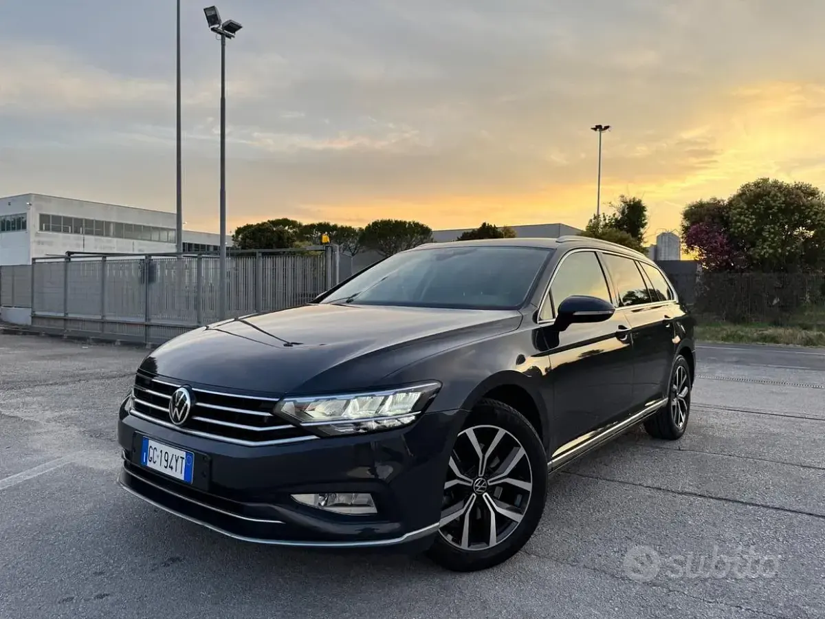 Usata VW Passat Executive 150 CV (110 kW) 2020 Grigio Station wagon