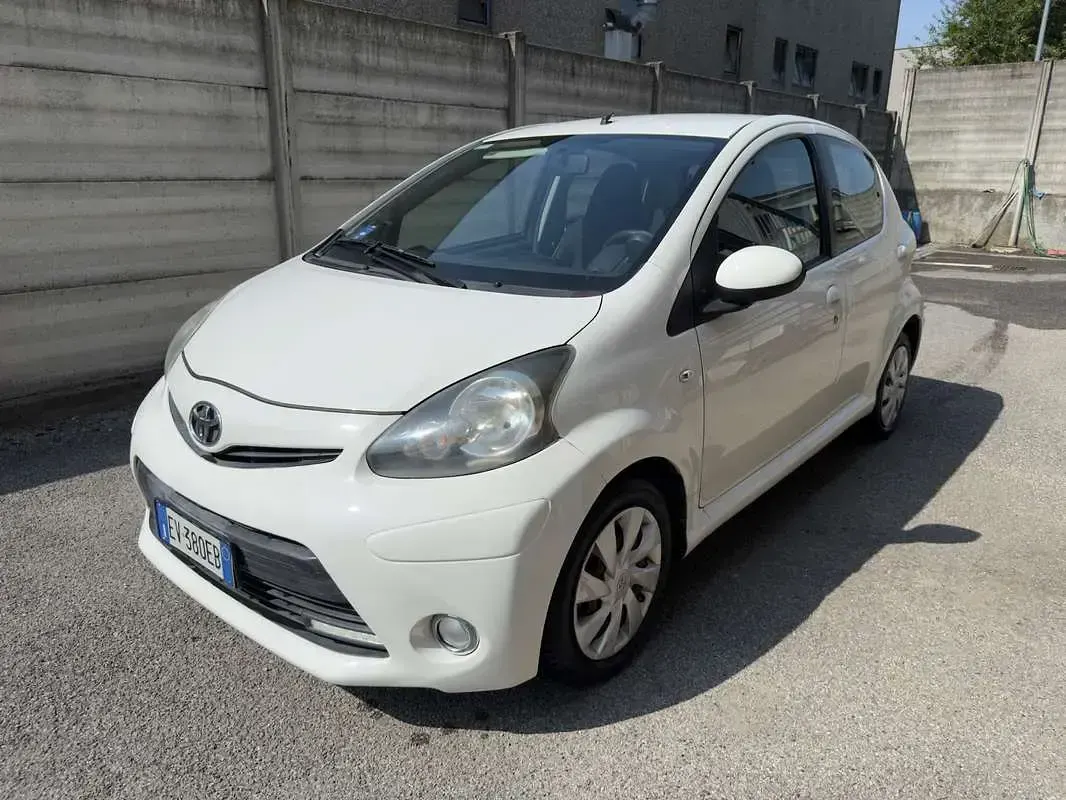 Begagnad Toyota Aygo 68 HK (50 kW) 2014 Vit Halvkombi