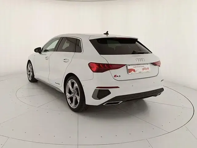 Usata Audi A3 S-Line 150 CV (110 kW) 2023 2y bianco ghiacciaio metallizzato Berlina