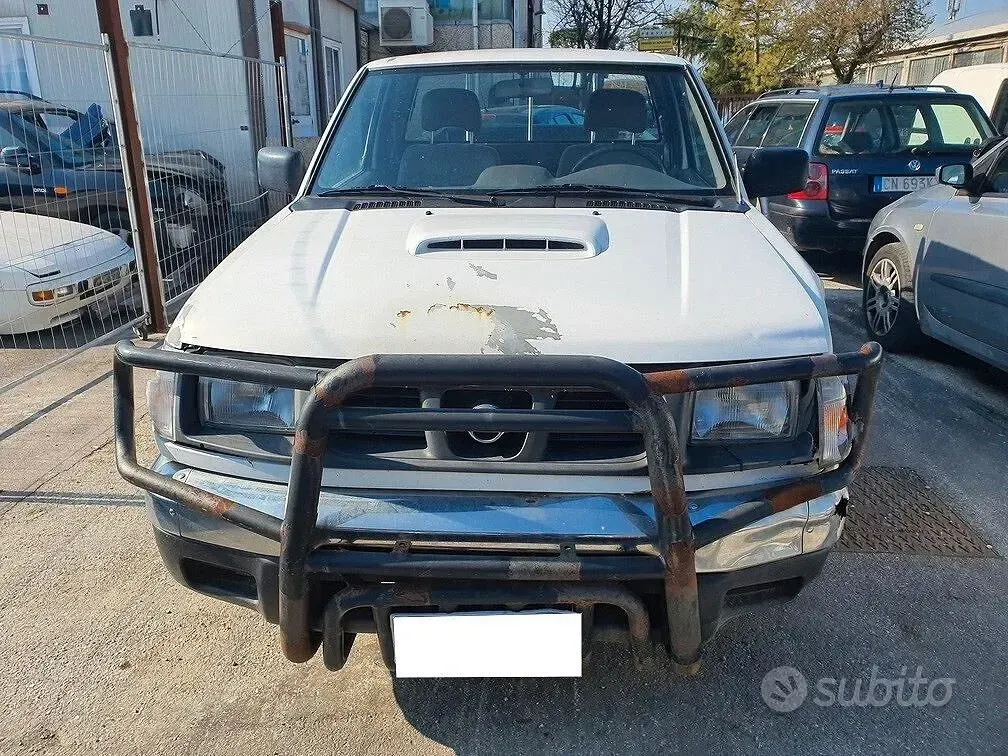 Usata Nissan Navara 104 CV (76 kW) 1999 Bianco Pick-up