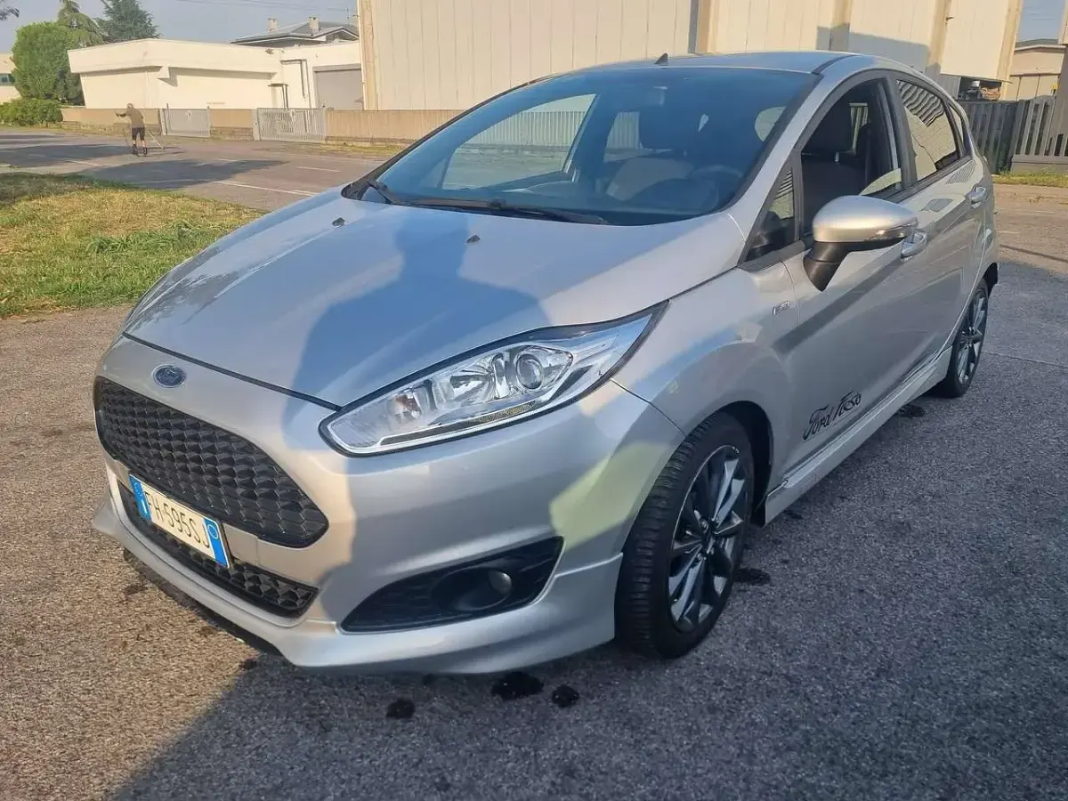 Usata Ford Fiesta ST-Line 101 CV (74 kW) 2017 Argento Utilitaria