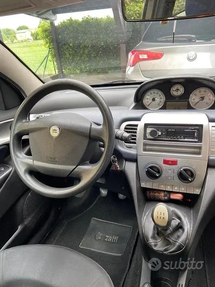 Usata Lancia Ypsilon 75 CV (55 kW) 2007 Grigio Utilitaria