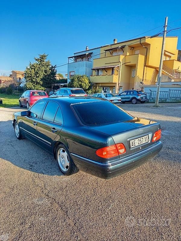 Usata Mercedes E200 Avantgarde 136 CV (100 kW) 1996 Nero Berlina