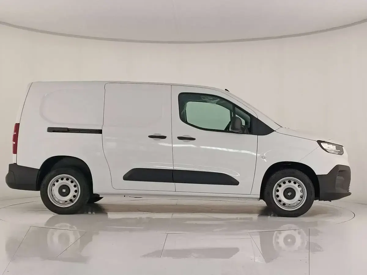 Nuova Fiat Doblò 102 CV (75 kW) 2025 Bianco gelato pastello Monovolume