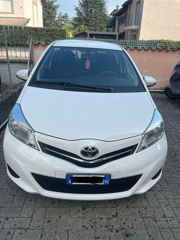 Bianco Usata 2012 Toyota Yaris Active Tre volumi | 7700 € (Buon prezzo) - Immagine 1/4