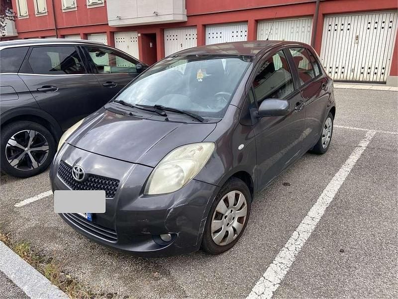Usata Toyota Yaris Sol 87 CV (63 kW) 2008 Grigio Utilitaria