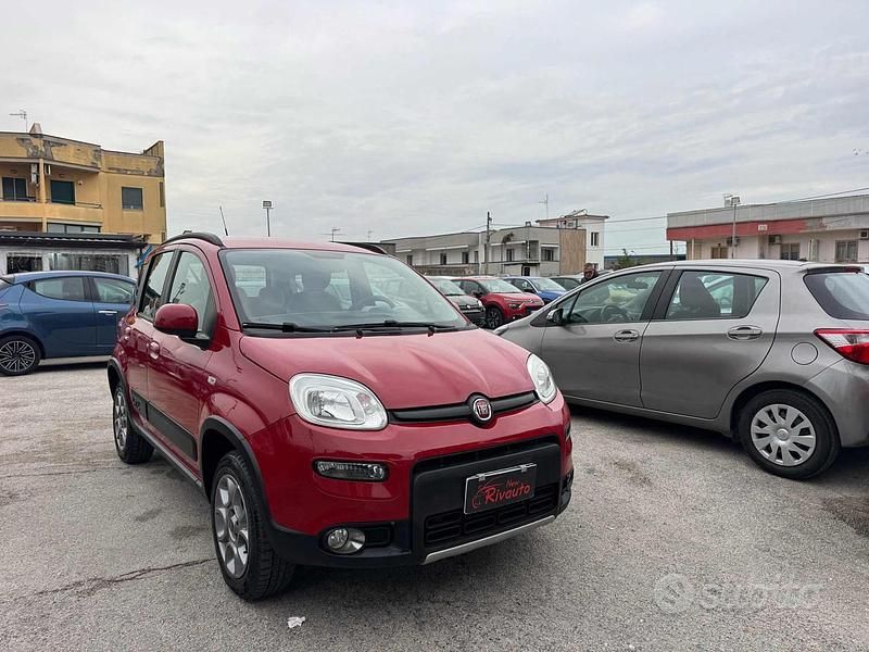Usata Fiat Panda 4x4 Lounge 95 CV (69 kW) 2016 Rosso Utilitaria