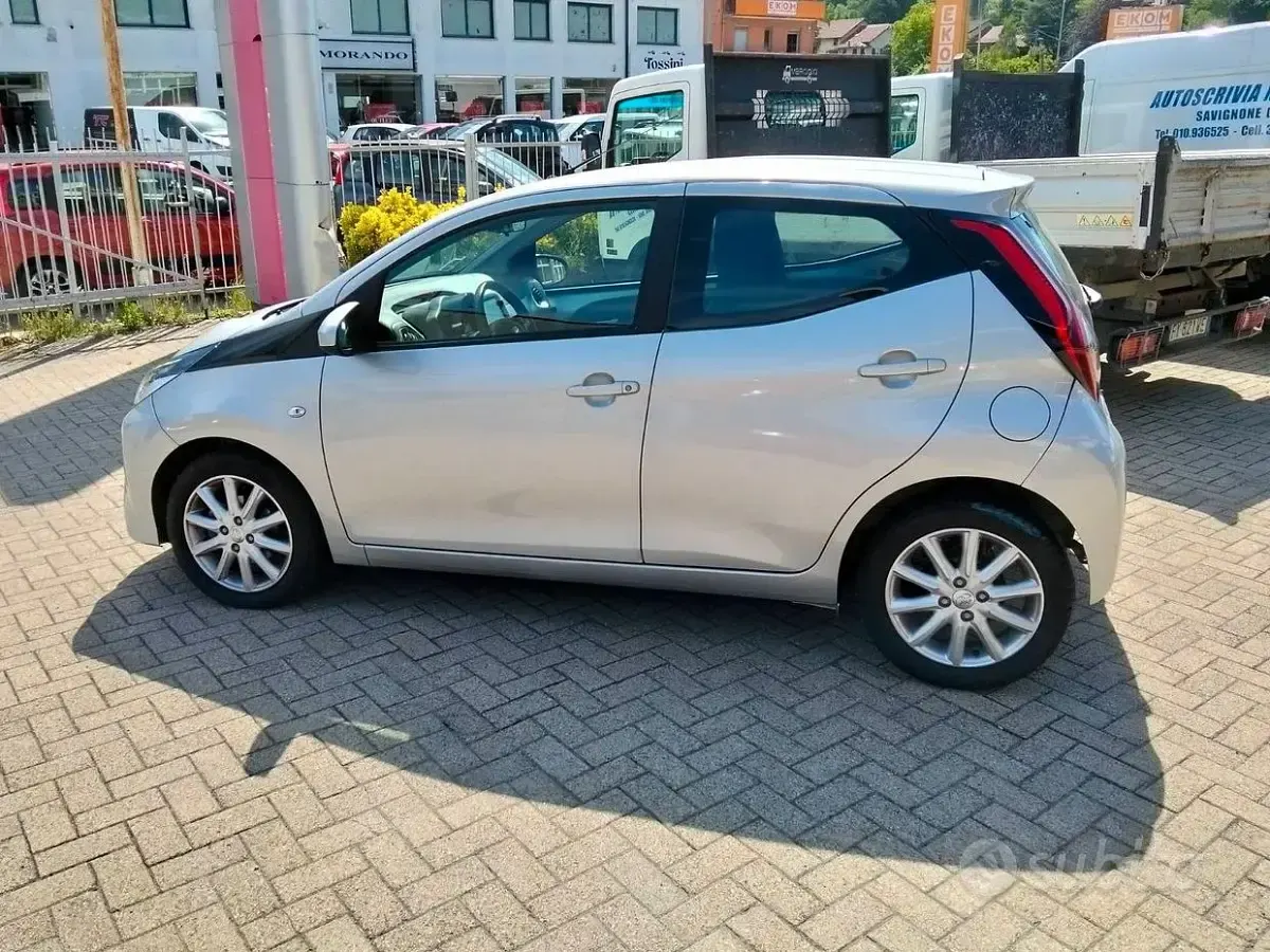 Usata Toyota Aygo Connect Style 72 CV (52 kW) 2020 Grigio Utilitaria