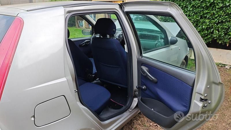 Grigio Usata 2002 Fiat Punto Due volumi | 450 € (Super prezzo) - Immagine 1/4