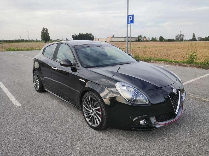 Nero Usata 2018 Alfa Romeo Giulietta Super Due volumi | 11.300 € (Buon prezzo) - Immagine 1/4