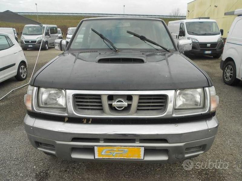 Usata Nissan Navara 103 CV (75 kW) 2001 Nero pastello Pick-up