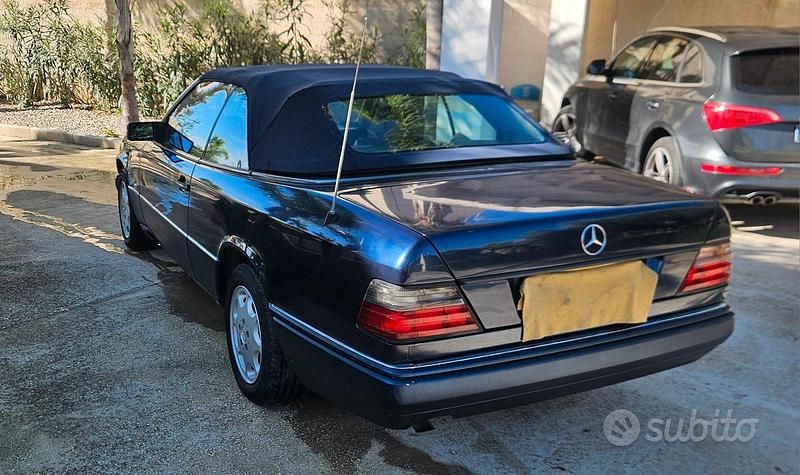 Usata Mercedes E200 136 CV (100 kW) 1995 Blu Cabrio