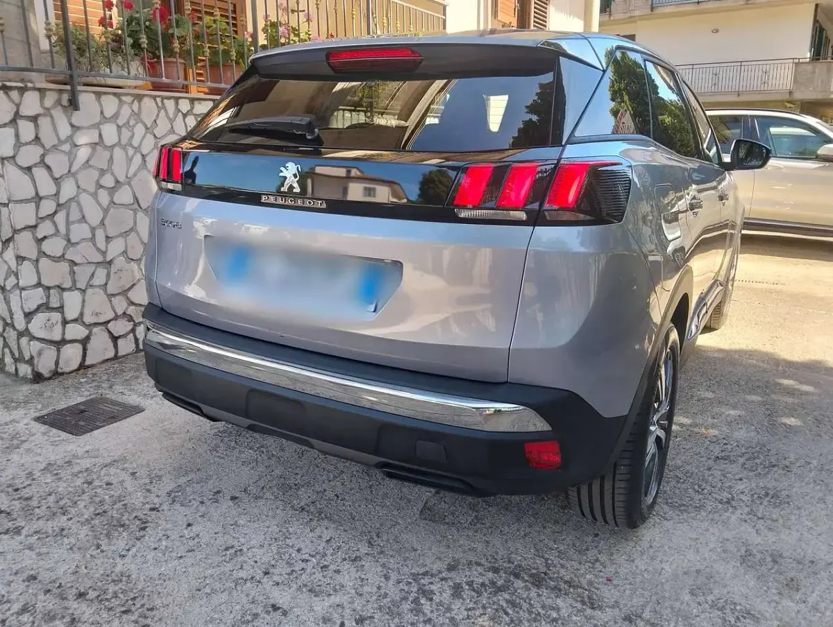 Usata Peugeot 3008 Allure 131 CV (96 kW) 2022 Argento SUV