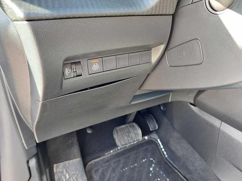 Usata Peugeot e-208 Allure 100 kW (136 CV) 2023 Grigio Utilitaria