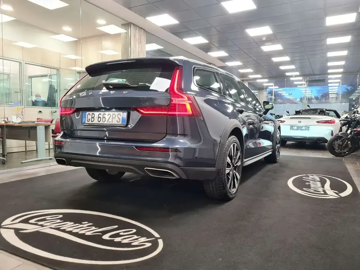 Usata Volvo V60 CC 190 CV (139 kW) 2020 Blu/azzurro Station wagon