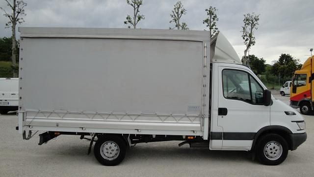 Usata Iveco 35.12 120 CV (88 kW) 2006 Bianco pastello Furgone