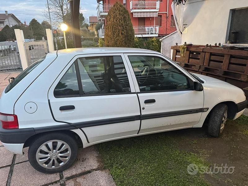 Bianco Usata 2001 Citroën Saxo Due volumi | 750 € (Ottimo prezzo) - Immagine 1/4