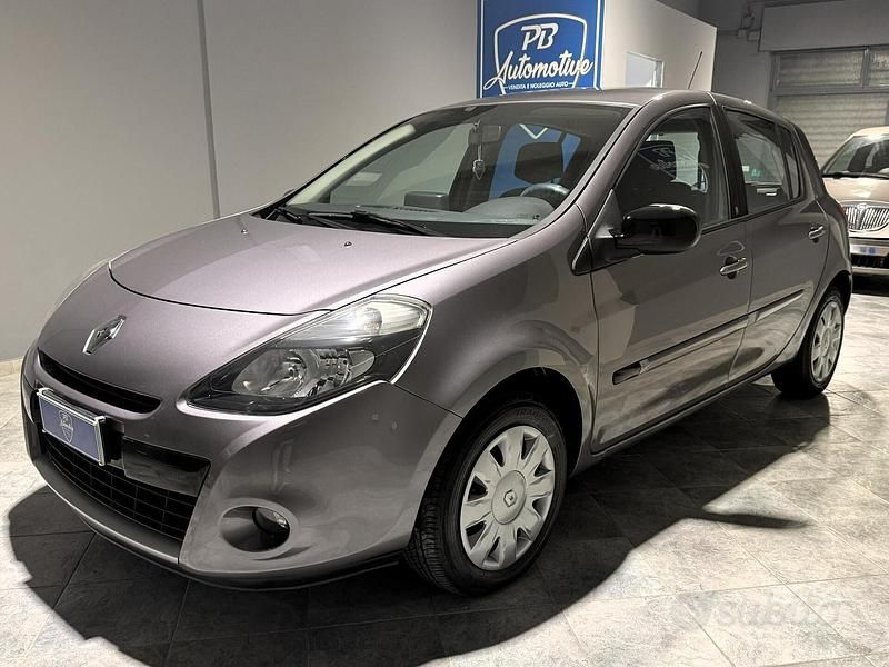 Grigio Usata 2011 Renault Clio II Tre volumi | 6499 € (Molto cara) - Immagine 1/4