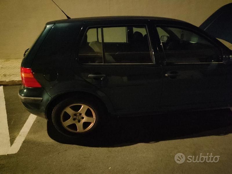 Usata VW Golf IV 110 CV (80 kW) 2002 Verde Berlina