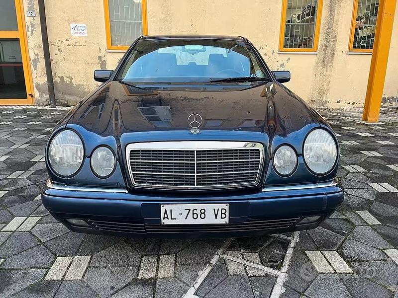 Usata Mercedes E200 Elegance 136 CV (100 kW) 1996 Blu Berlina