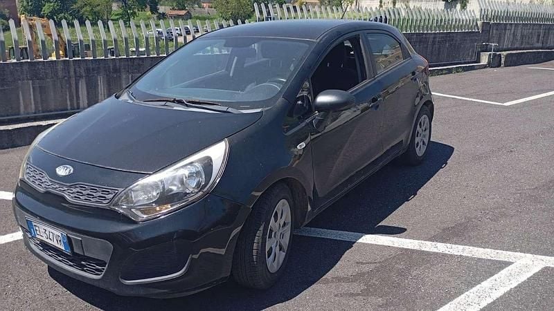 Käytetty Kia Rio LX 86 HP (63 kW) 2012 Musta Sedan