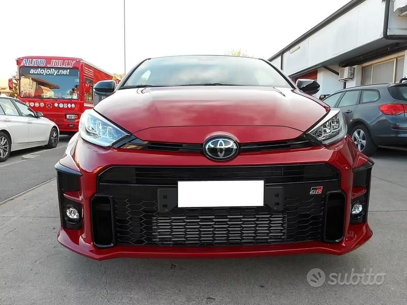 Usata Toyota Yaris 2023 Rosso Utilitaria