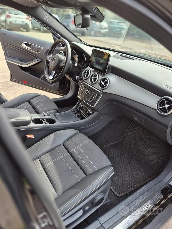Usata Mercedes GLA180 122 CV (89 kW) 2018 Nero SUV