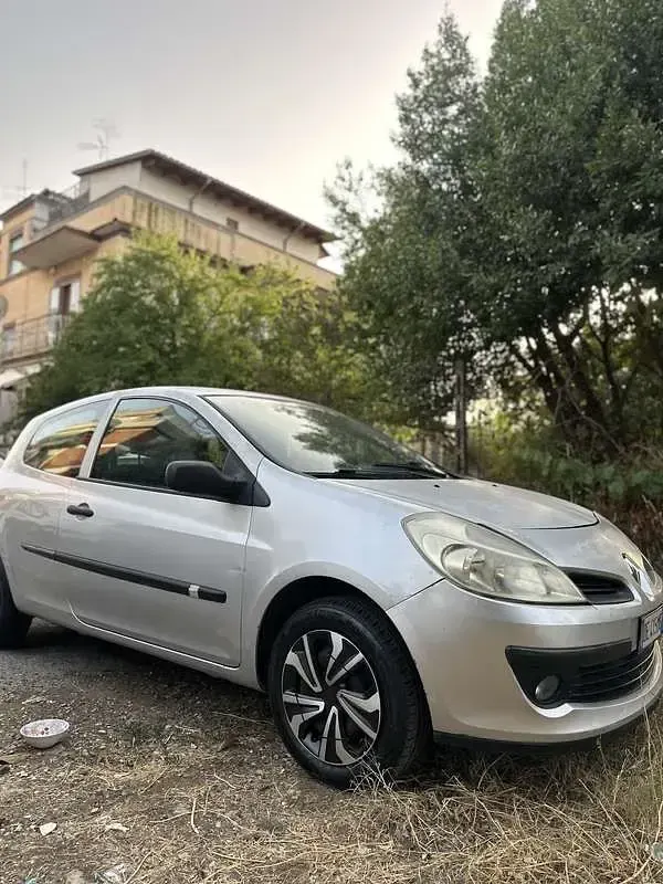Usata Renault Clio II Dynamique 75 CV (55 kW) 2007 Berlina