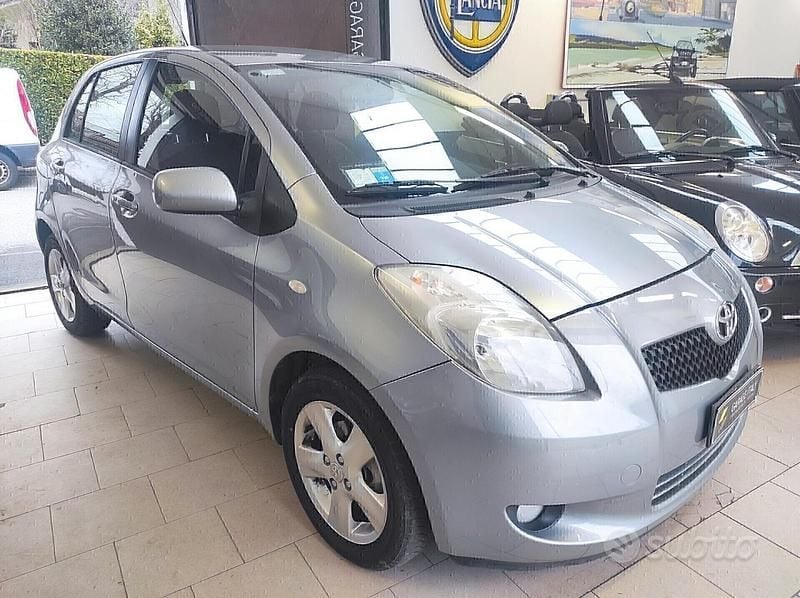 Usata Toyota Yaris Sol 69 CV (50 kW) 2007 Grigio Utilitaria